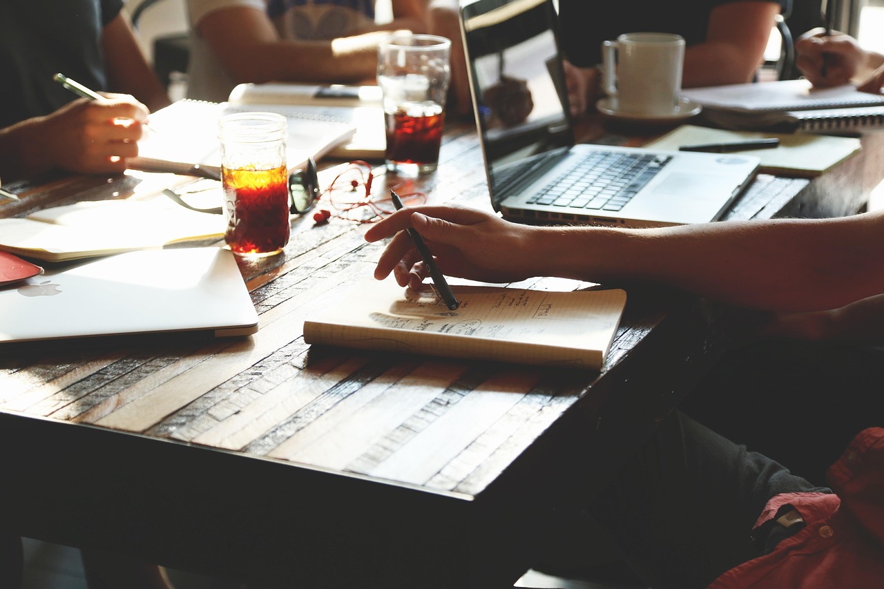 A working group around a table, the collaborative shape of good training.